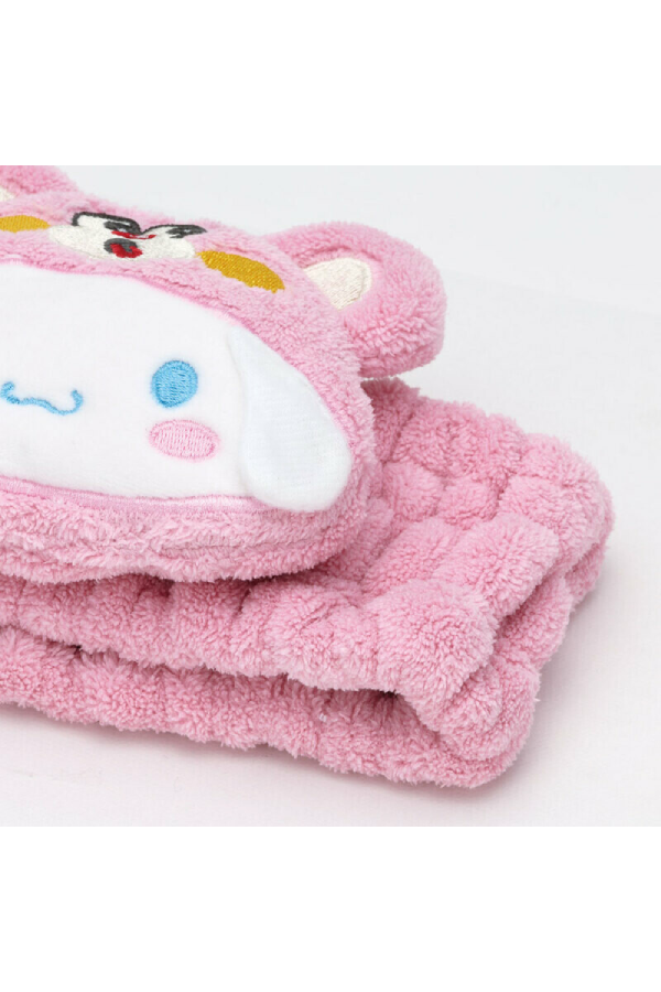 Nærbilde av Cinnamoroll-ansiktet og de runde bamseørene på hårbåndet.