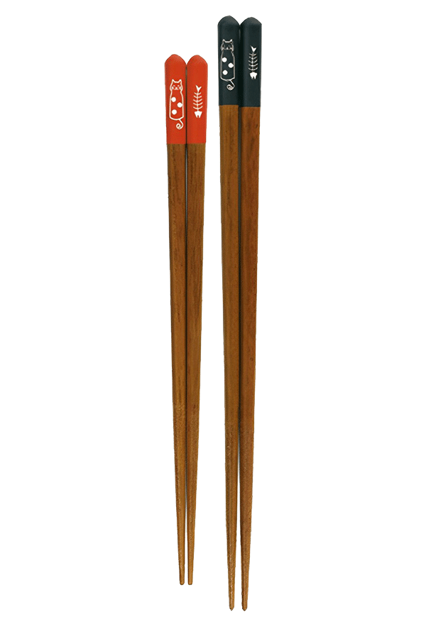 Et par-sett med "Dumb Cat" spisepinner i tre, ett par svart (23cm) og ett par rødt (21cm).