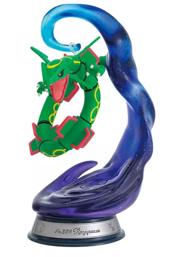 Rayquaza figur fra Swing Vignette 2, som snor seg majestetisk hengende fra en skybase.