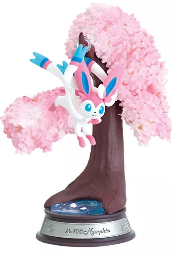 Sylveon figur fra Swing Vignette 2, som henger yndefullt fra sine bånd.
