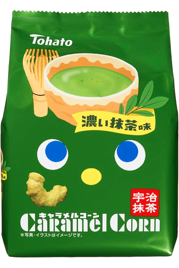 Pakke med Tohato Caramel Corn Dark Matcha, en japansk maispuff, 62g.