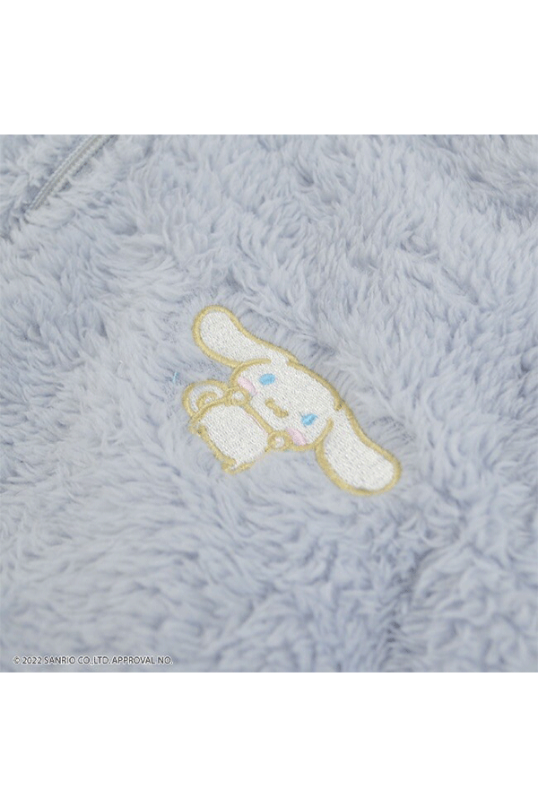 Nærbilde av det broderte Cinnamoroll-motivet på hettegenseren.