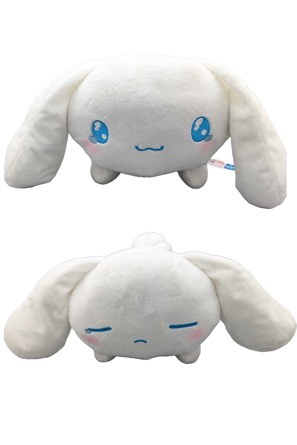 De to variantene av den store Cinnamoroll-plysjbamsen, glad og trist, side om side.