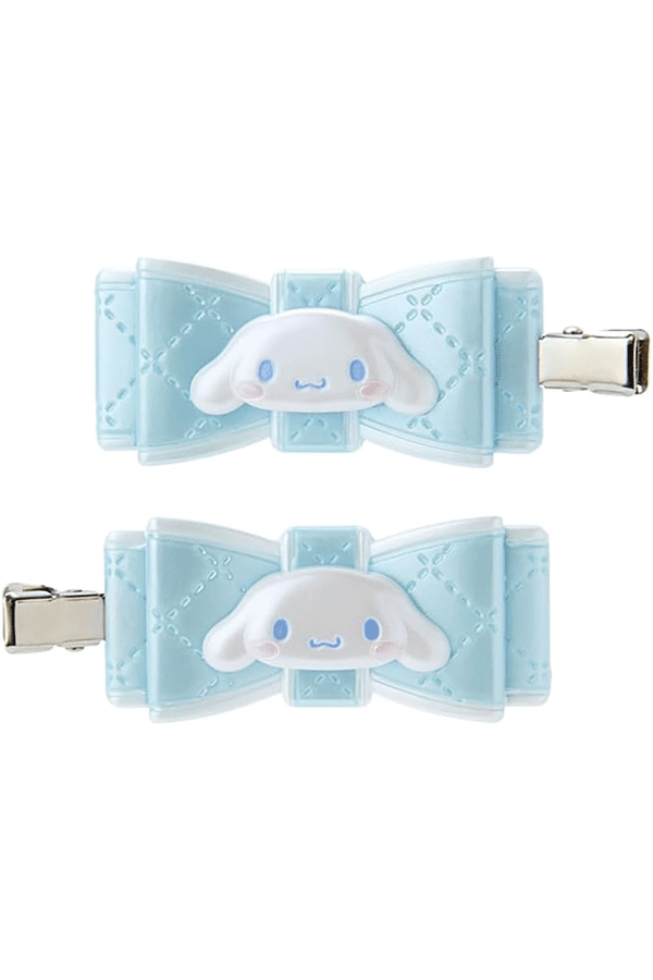 Nærbilde av de to Cinnamoroll sløyfe-hårspennene som viser Sanrio Original-designet.