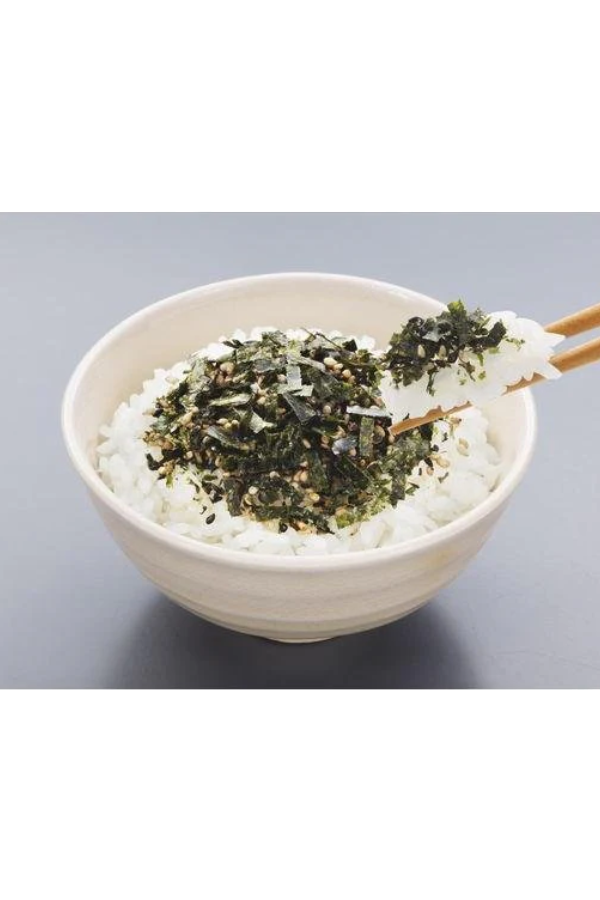 Hvit ris i en bolle, toppet med et generøst lag Norikoumi Furikake.