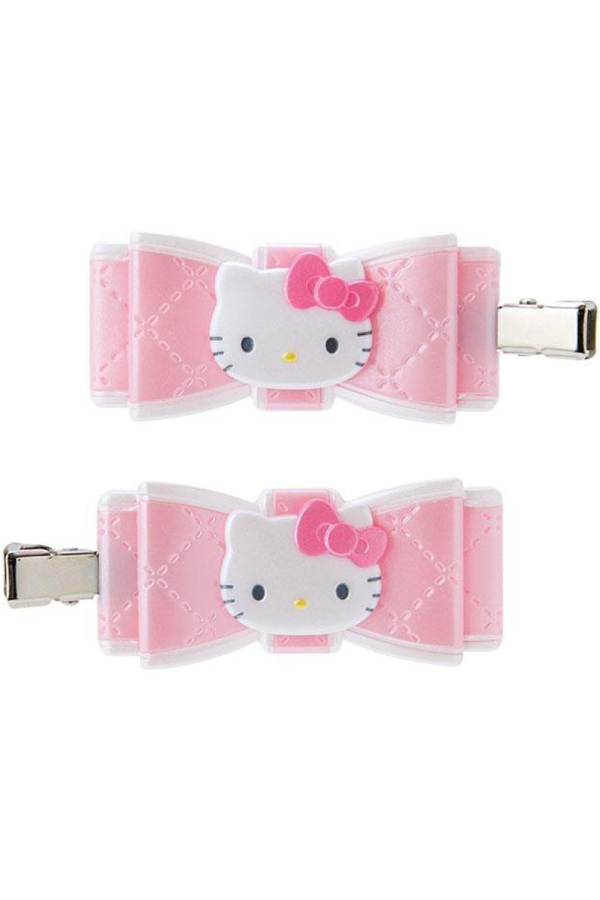 Nærbilde av Hello Kitty-figuren på en sløyfe-hårspenne.