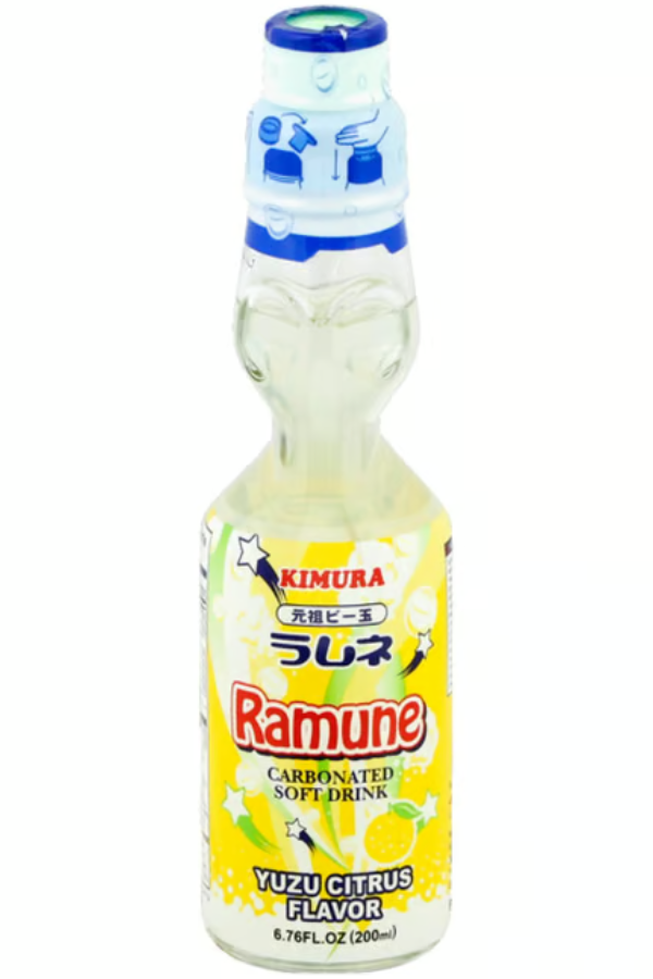 Kimura Ramune Yuzu 200ml flaske, en japansk brus med aromatisk sitrussmak.