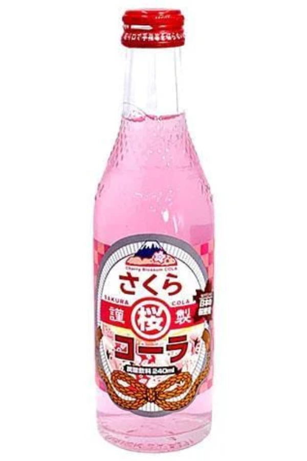 Sakura Cola 240ml flaske, en japansk brus med smak av kirsebærblomst.