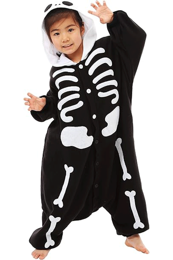 Et barn i et skjelett-kigurumi, en heldress for Halloween.
